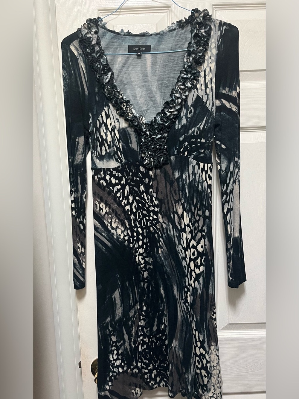 Karen Kane Black and Gray Long Sleeve V-Neck Patterned Dress